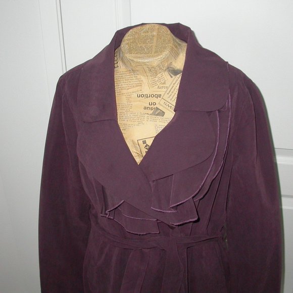 Elegant Maroon Trench Coat with Ruffled Collar - Picture 4 of 6